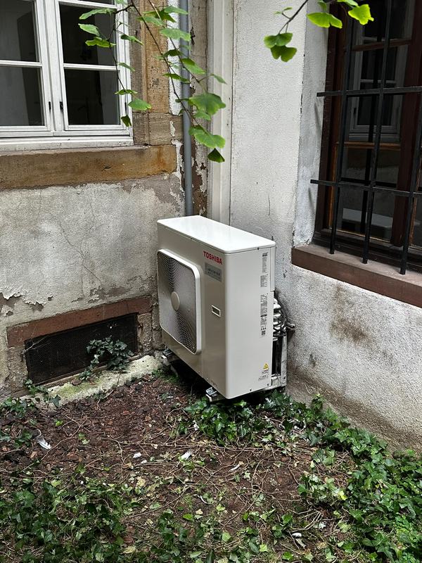 Unité extérieure Toshiba, posée dans la cour — climatisation de bureaux, Strasbourg