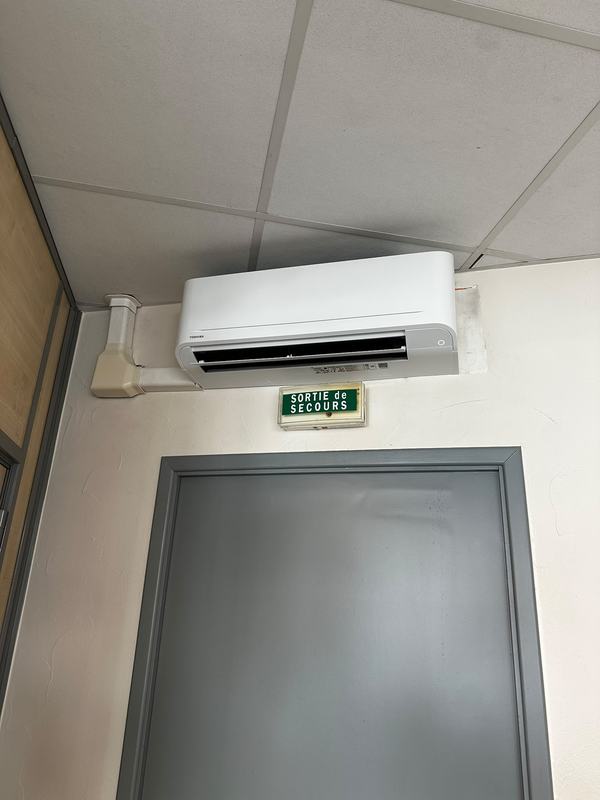 Unité murale au-dessus de l'accès au bureau — climatisation de bureaux, Strasbourg