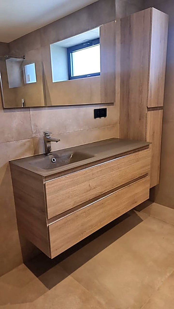Salle de bain moderne rénovée par AIS Chauffage Sanitaire