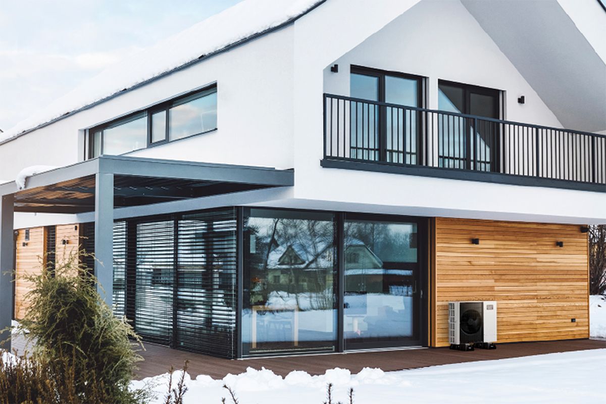 Unité extérieure Ecodan Mitsubishi Electric contre une maison enneigée — visuel Mitsubishi Electric